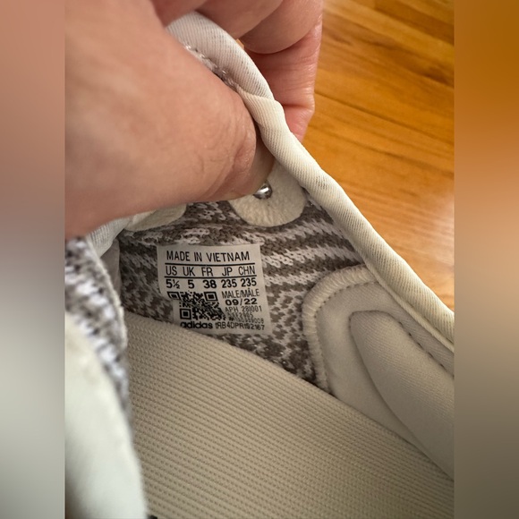 Adidas Yeezy Boost 350 V2 - Picture 7 of 9